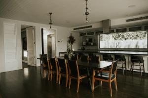 comedor con mesa y sillas en Eichardt's Private Hotel en Queenstown