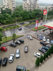 Ein Haufen Autos, die auf einem Parkplatz geparkt sind. in der Unterkunft Center Nova Luxary Home in Skopje