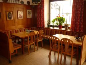 Majoituspaikan Gasthof-Fleischerei Engl ravintola tai vastaava paikka