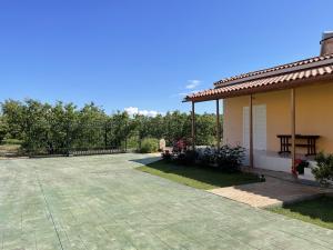 una casa con un pabellón junto a un patio en Thalassa Hideaway, en Dhiminión