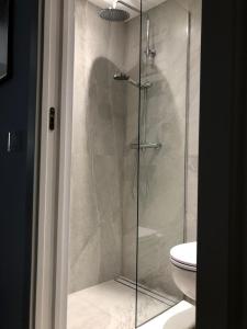 eine Glasdusche in einem Badezimmer mit Toilette in der Unterkunft Dimora Gallo in Fasano + 53 Fotos