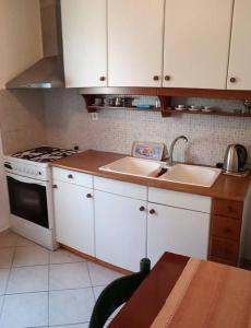 Η κουζίνα ή μικρή κουζίνα στο Olive tree villa