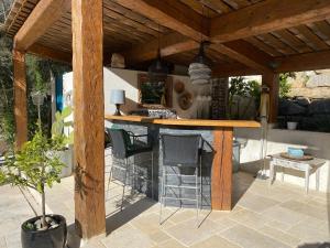 een buitenkeuken met een bar op een patio bij LE MASKALOU in La Colle-sur-Loup
