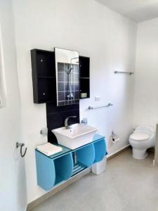 bagno con lavandino e servizi igienici di Okaina Studio Rooftop a Cabarete
