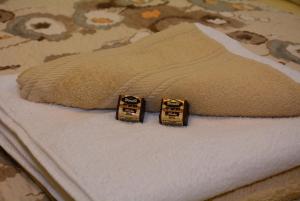 ein Bett mit zwei braunen Kissen darüber in der Unterkunft Bodza Apartmanok in Eger