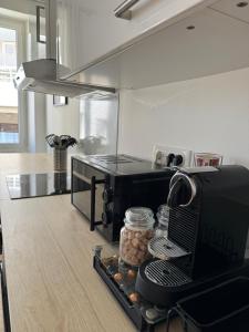 uma cozinha com uma bancada e comodidades para preparar café em The Loft, Marseille 8 ème em Marselha