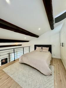 um quarto com uma cama grande num quarto em The Loft, Marseille 8 ème em Marselha