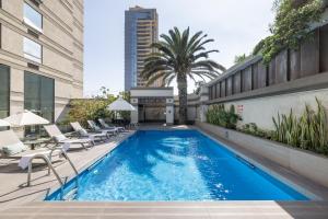 uma piscina ao lado de um edifício em Holiday Inn Express - Antofagasta, an IHG Hotel em Antofagasta