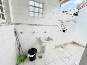 uma casa de banho com um lavatório e um WC em Casa Ampla - Ótima Localização em Piracicaba