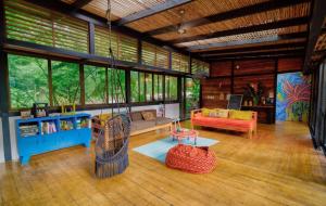 uma sala de estar com um sofá e uma mesa em La Shamana - Ecological Concept in Jungle em Cahuita