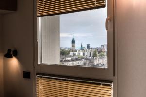 Blick auf eine Stadt aus einem Fenster in der Unterkunft Tucan - 77 Apartments Wigury - Dostęp na KOD - Parking - Smaczna Kawa - Centrum - Blisko Piotrkowska - Galeria - Widok na miasto - Klimatyzacja - 7 piętro - FV in Łódź