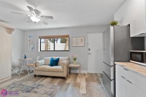 un soggiorno con divano e ventilatore a soffitto di Beach Road Condo, Patio, Siesta Key Village and Beach Walkable a Siesta Key