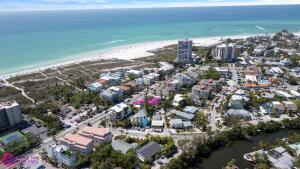 una vista aerea sulla spiaggia e sull'oceano di Beach Road Condo, Patio, Siesta Key Village and Beach Walkable a Siesta Key