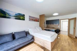 1 dormitorio con 1 cama y 1 sofá en JollyGarden Suite by Rentez, en Praga