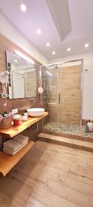 Un baño grande con lavabo y ducha. en Room and suite Trinacria View, en Catania 50 fotos más