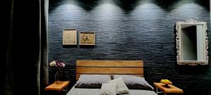 Un dormitorio con una cama y una pared de ladrillo. en Room and suite Trinacria View, en Catania