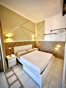 een slaapkamer met een groot bed in een kamer bij Villa Latino in Vieste