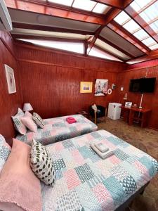 a bedroom with two beds in a room at alojamiento Lof tüng in Los Vilos