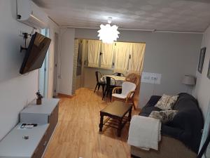 een woonkamer met een bank en een tafel bij REX CUATRO in Benidorm