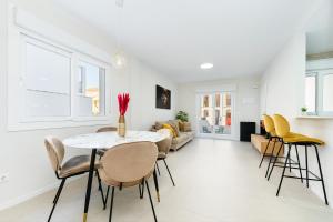 a living room with a table and chairs at Casa Río Júcar Sunrise in San Pedro del Pinatar
