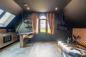 uma sala de estar com um sofá e uma janela em LoverDose by Les Gîtes du Moul1 em Duppigheim