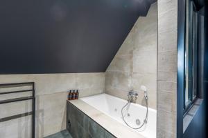 y baño con bañera y ducha. en LoverDose by Les Gîtes du Moul1 en Duppigheim
