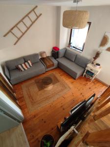 an overhead view of a living room with a couch at Cantinho d'Alice in Valezim