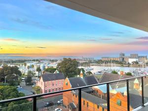 balcone con vista sulla città. di Harbour Towers, Newcastle's Luxe Apartment Stays a Newcastle