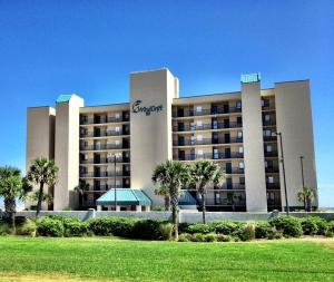un gran hotel con palmeras delante en Gulf Front Condo Outdoor Pool & Boat Dock 105, en Orange Beach