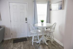 Foto dalla galleria di Cozy Cottage only 4 Blocks from the Ocean a Jacksonville Beach