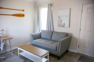 Area soggiorno di Cozy Cottage only 4 Blocks from the Ocean