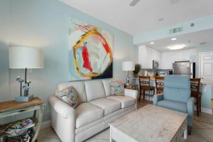 un soggiorno con divano bianco e una cucina di Lighthouse By Liquid Life a Gulf Shores