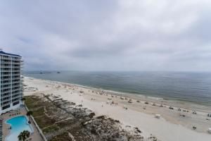 vista su una spiaggia con persone e sull'oceano di Lighthouse By Liquid Life a Gulf Shores