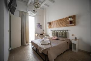 1 dormitorio con 1 cama con 2 toallas en Le dimore delle stelle, en Mola di Bari
