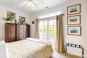 Schlafzimmer mit einem Bett und einem Fenster in der Unterkunft Surf Station in Carolina Beach