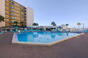 ein großer Pool vor einem Hotel in der Unterkunft Top Of The Gulf 312 'The Tip-Sea Turtle' in Panama City Beach