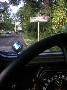a sign that says stopping at barriers on a street at Le Château De Conde En Barrois in Condé-en-Barrois