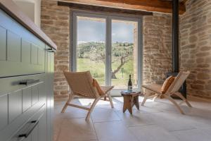 Cellino Attanasio的住宿－B&B Panfilo Farmhouse，一个带两把椅子和大窗户的厨房