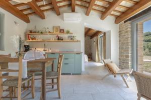 a kitchen and dining room with a table and chairs at B&B Panfilo Farmhouse in Cellino Attanasio