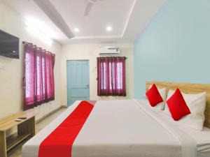 מיטה או מיטות בחדר ב-Flagship Hotel R Squre Inn