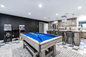 Una cocina o kitchenette en 2King Suites HeatedPool Arcade and Pickleball