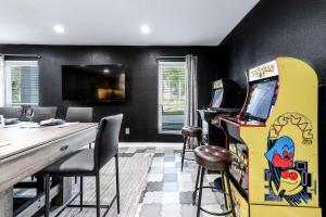 La sala de juegos en 2King Suites HeatedPool Arcade and Pickleball