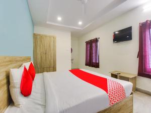 מיטה או מיטות בחדר ב-Flagship Hotel R Squre Inn
