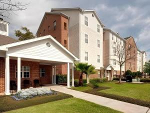 un grupo de edificios con un patio y una casa en TownePlace Suites Houston Northwest, en Houston