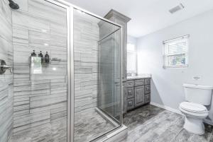 Un baño de 2King Suites HeatedPool Arcade and Pickleball
