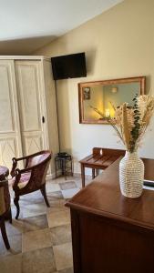 Colomba Hôtel Centre-Ville Historique的电视和/或娱乐中心