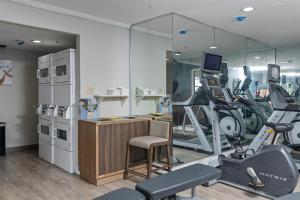 una habitación con un gimnasio con equipamiento de ejercicio. en Candlewood Suites Port Arthur/Nederland, an IHG Hotel en Nederland