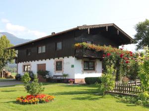 uma casa com flores em frente em Schleicherhof IV em Strass im Zillertal