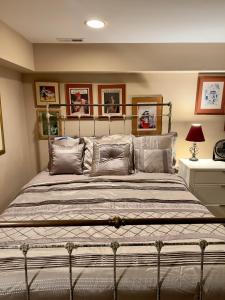 um quarto com uma cama grande num quarto em Charming 1-bedroom Basement Close to DC Pets Allowed em Arlington