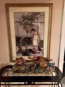 Une photo encadrée d'une petite fille et d'un enfant sur une table dans l'établissement Charming 1-bedroom Basement Close to DC Pets Allowed, à Arlington